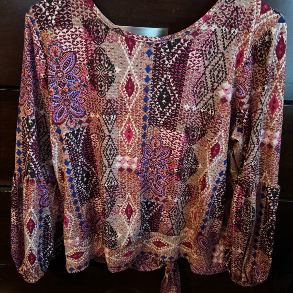 5/15 or $5 alone Cute women’s boho top with elastics on arms and wrists